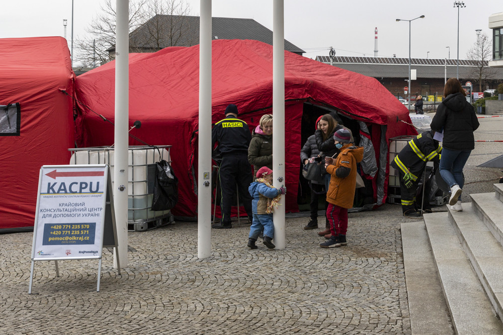 Zázemí pro ukrajinské občany zajišťují i hasiči, před krajským úřadem vyrostl vyhřívaný stan