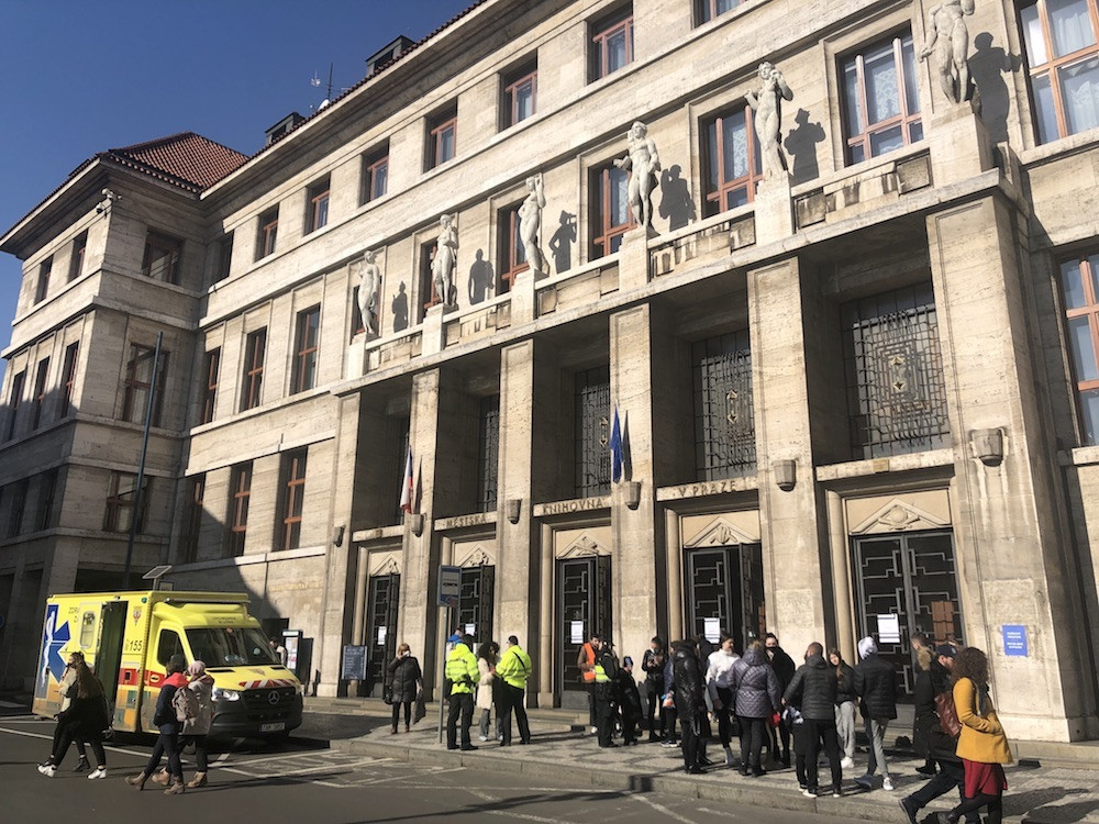 Uprchlíkům pomáhají v knihovně. Prostory už ale nestačí