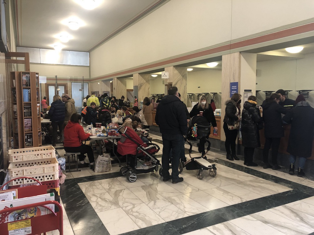 Uprchlíkům pomáhají v knihovně. Prostory už ale nestačí