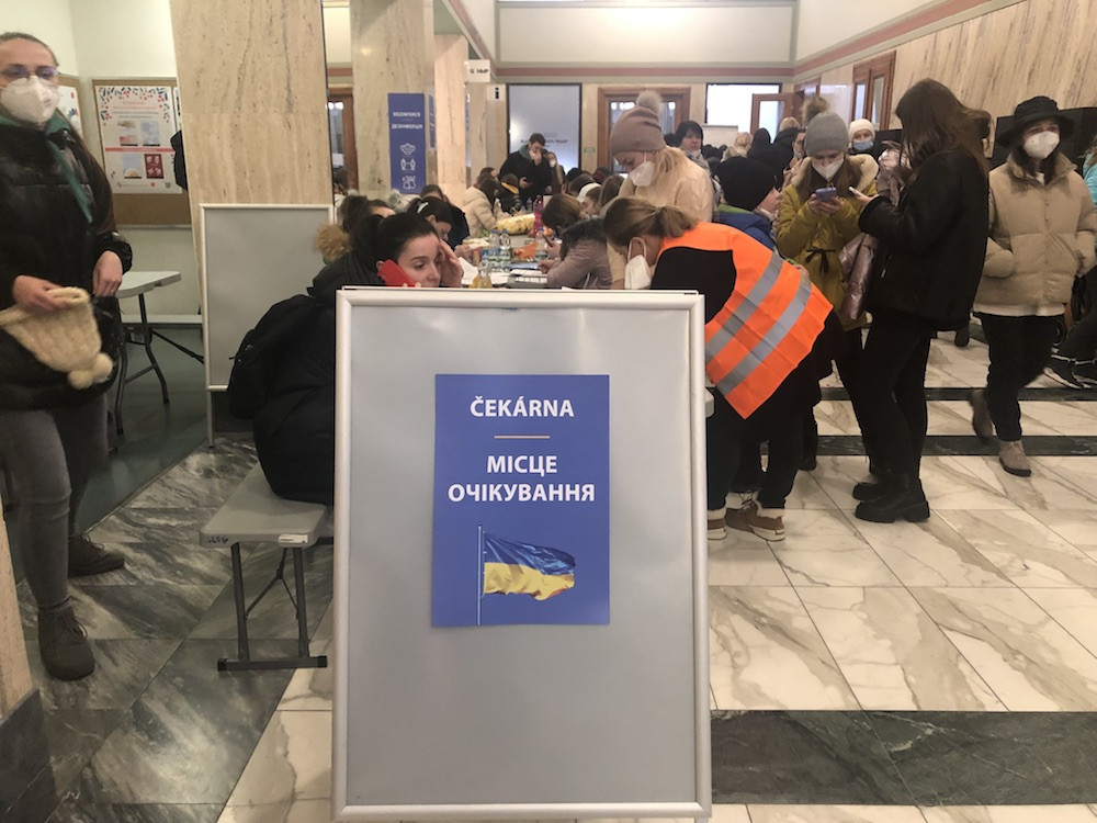 Uprchlíkům pomáhají v knihovně. Prostory už ale nestačí