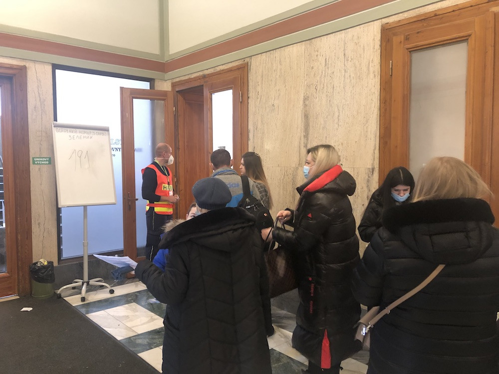 Uprchlíkům pomáhají v knihovně. Prostory už ale nestačí