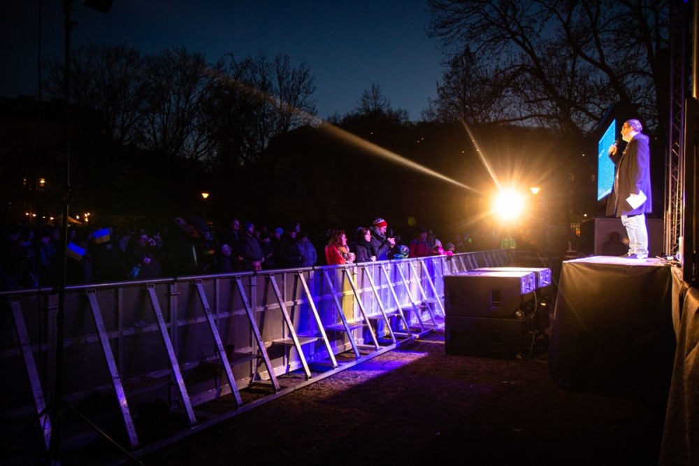 VIDEO: Na Kampě a v Dejvicích dnes proběhly benefiční koncerty na podporu Ukrajiny