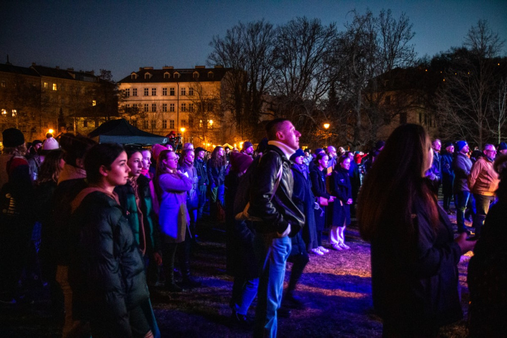 VIDEO: Na Kampě a v Dejvicích dnes proběhly benefiční koncerty na podporu Ukrajiny
