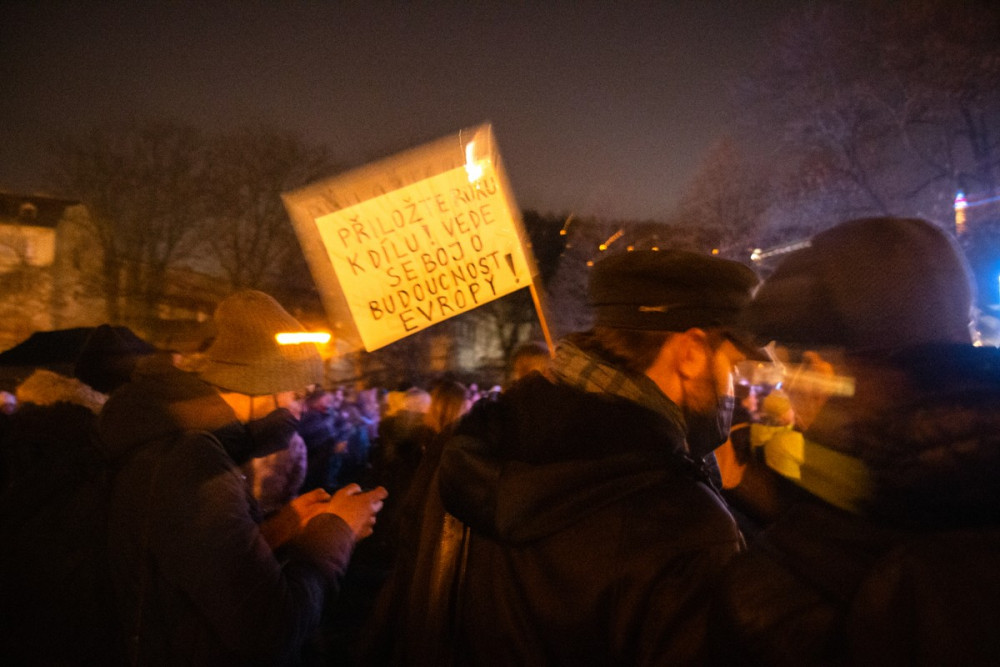 VIDEO: Na Kampě a v Dejvicích dnes proběhly benefiční koncerty na podporu Ukrajiny