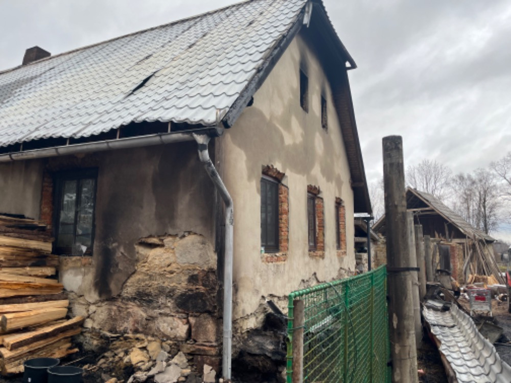 Když se karta obrátí. Záchranáři v kraji chtějí pomoct kolegovi Honzovi, tátovi šesti dětí, kterému vyhořel dům.