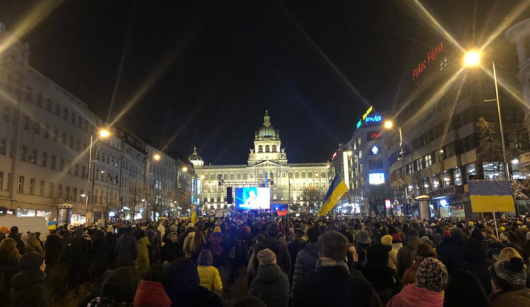 VIDEO: Ukrajinský prezident Volodymyr Zelenskyj hovořil k tisícům lidí na Václavském náměstí
