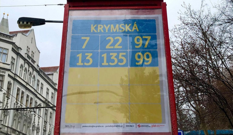 Krymská je žluto-modrá. Dopravní podnik přebarvil zastávková tabla na podporu Ukrajiny