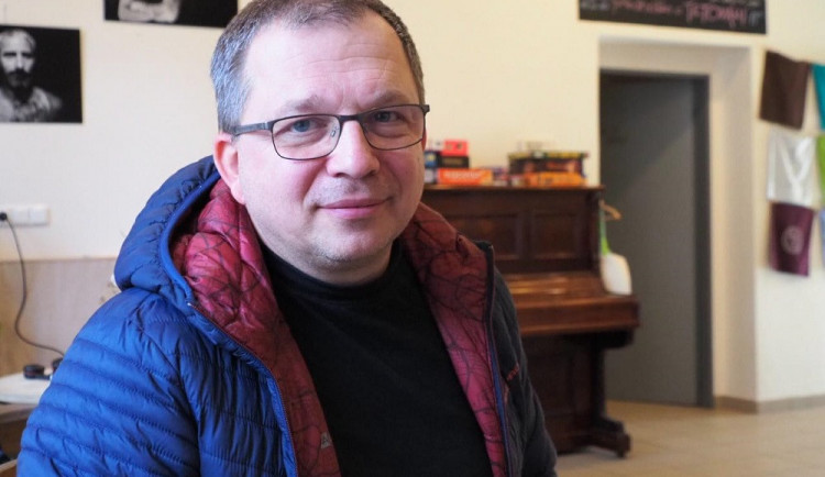 Jeho bratr se před válkou ukrývá ve sklepě. Ukrajinec odvezl na hranice materiální pomoc.