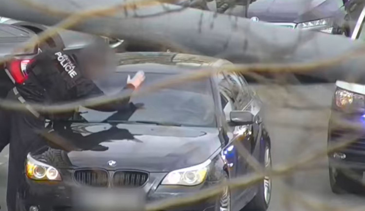 VIDEO: Opilý a zfetovaný řidič projížděl centrem Prahy, za volantem nakonec usnul s telefonem v ruce