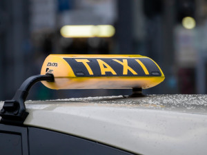 Jízda taxíkem po Hradci Králové je dražší. Zvyšující se ceny pohonných hmot mohou potrápit i aerokluby