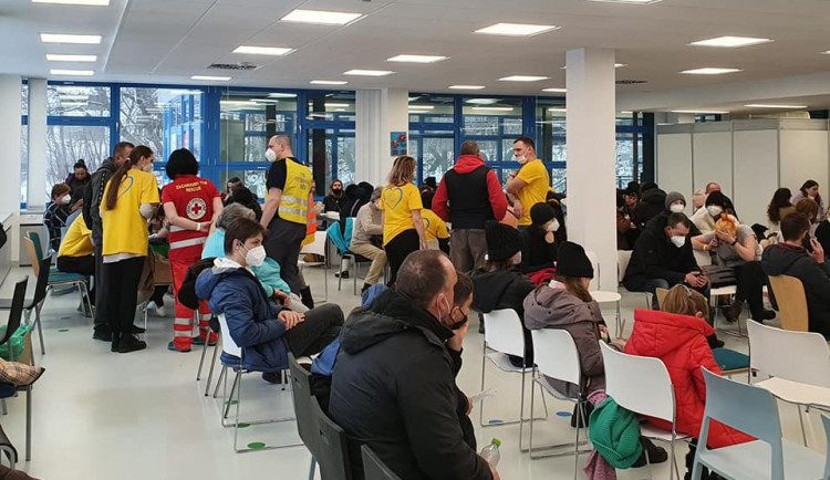 Jízdné teď nezdraží, o dobrovolníky je zájem. Liberecký kraj koordinuje pomoc uprchlíkům.