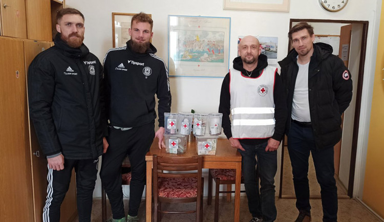 Zástupci fotbalové Sigmy Olomouc předali výtěžek sbírky Českému červenému kříži.