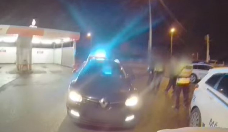 VIDEO: Mladá řidička ujížděla policistům. Když nabourala, zamkla se v autě a nechtěla s nimi mluvit