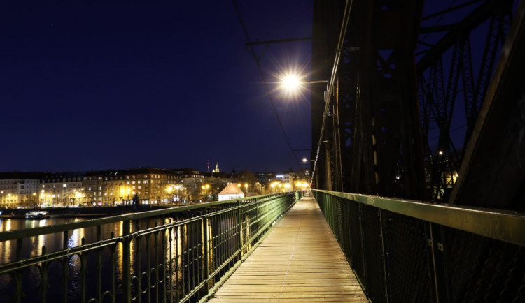 Chodcům a cyklistům na železničním mostě pod Vyšehradem poslouží nová světla