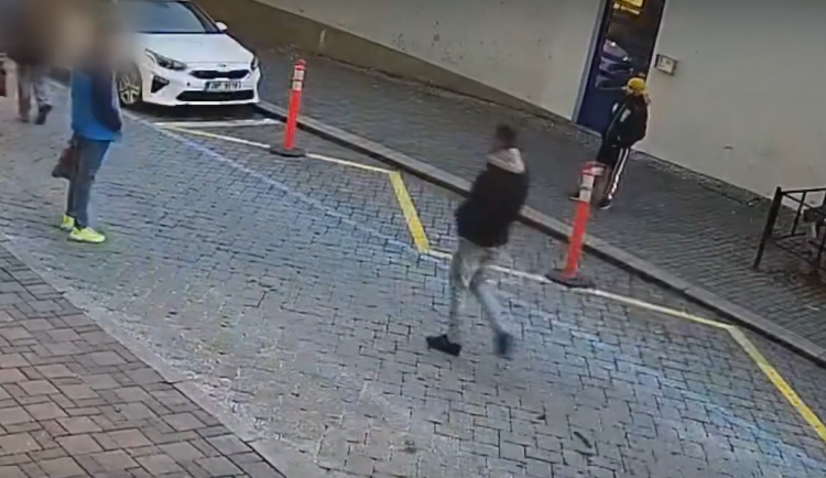 Loupežné přepadení v Brně. Agresor na ulici překvapil čtrnáctiletého chlapce