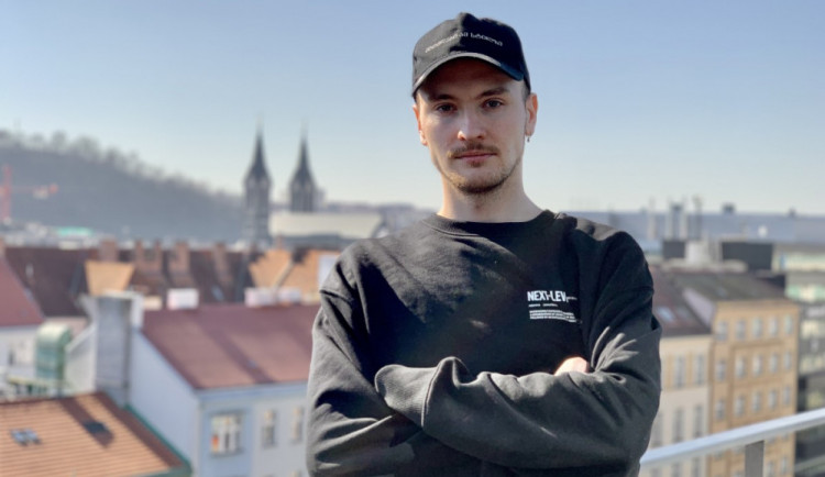 Existují i normální Rusové, člověk musí být dobrým příkladem, říká Kirill, který v Praze žije deset let