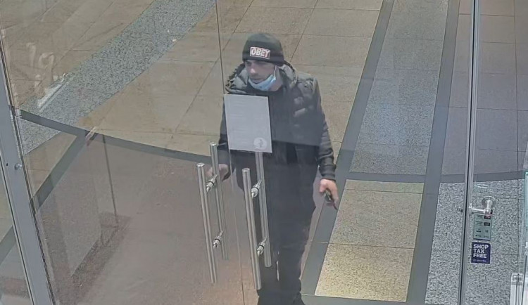 VIDEO: Zloděj kradl v prázdném Palladiu. Pátrá po něm policie