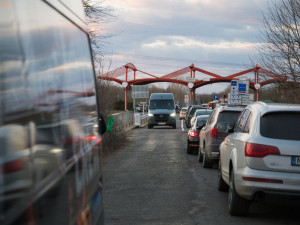 Chovatelé psů vypravili na Ukrajinu konvoj s krmením. Humanitární pomoc komplikovali ukrajinští celníci