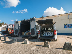 Chovatelé psů vypravili na Ukrajinu konvoj s krmením. Humanitární pomoc komplikovali ukrajinští celníci