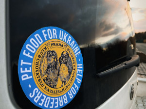 Chovatelé psů vypravili na Ukrajinu konvoj s krmením. Humanitární pomoc komplikovali ukrajinští celníci