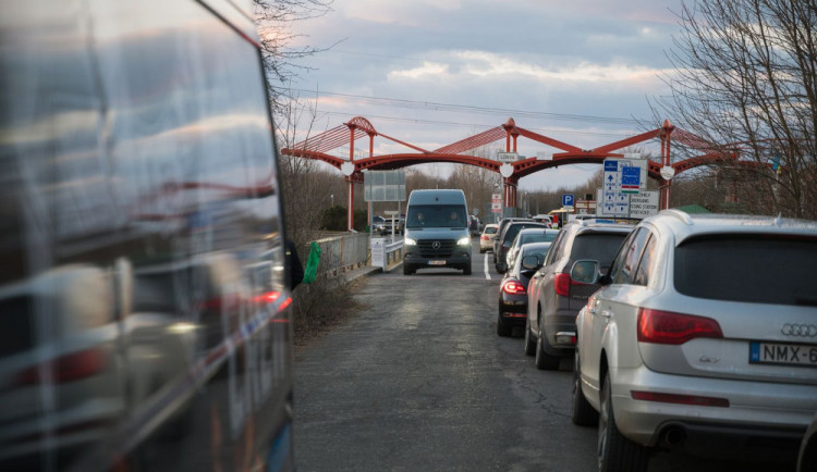 Chovatelé psů vypravili na Ukrajinu konvoj s krmením. Humanitární pomoc komplikovali ukrajinští celníci.