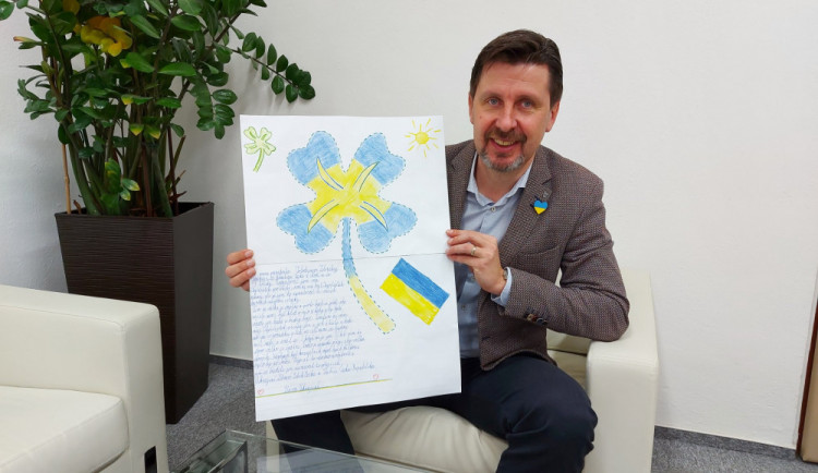 Namaloval jsem vám čtyřlístek pro štěstí. Vím, že slovo válka je špatné, píše Zelenskému Sebík z Třebíče