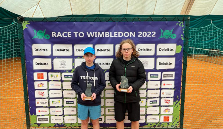 První kategorie tenisového klání Race to Wimbledon 22 mají své první vítěze.