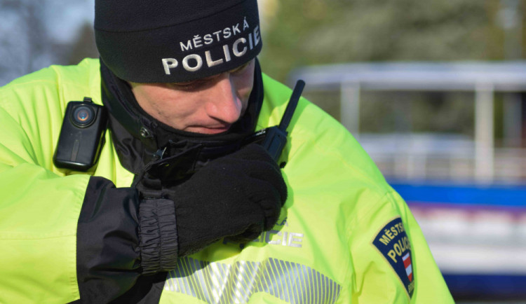 V Brně se vznítil balkon. Z hořícího bytu vyvázl pes, papoušek i králík