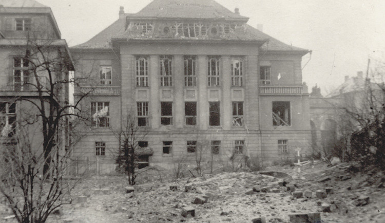U Prazdroje 2496 (Správní budova po poškození bombardováním), 1945, Zdroj: Archiv společnosti Plzeňský Prazdroj