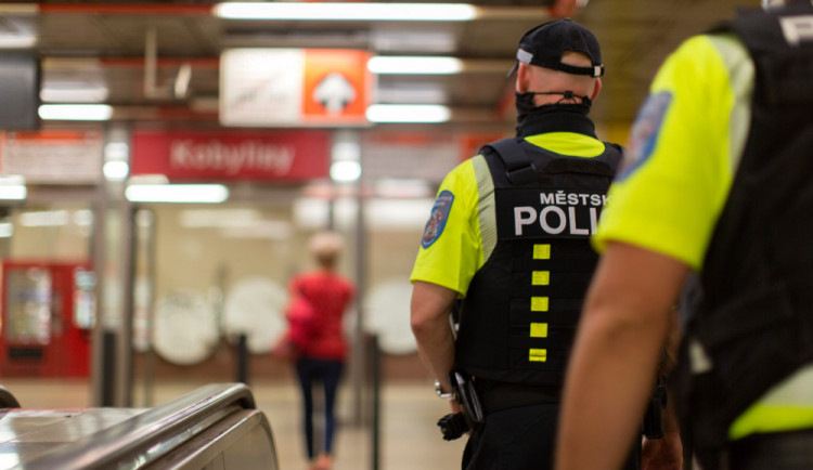 Pražská městská policie zvýší náborový příspěvek pro strážníky na 300 tisíc korun