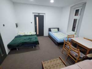 Plzeňský podnikatel spolu s přáteli upravil zchátralý dům pro ukrajinské maminky s dětmi, pracují i na dalších