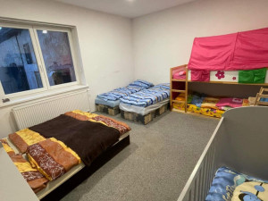 Plzeňský podnikatel spolu s přáteli upravil zchátralý dům pro ukrajinské maminky s dětmi, pracují i na dalších