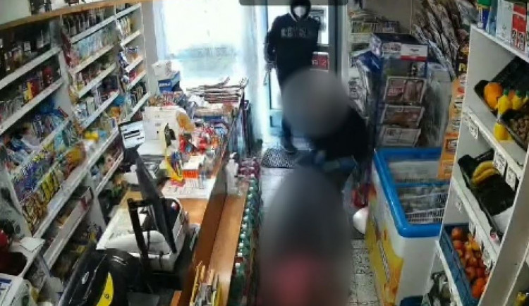 VIDEO: Dva muži s pistolí přepadli tři trafiky a sázkovku. Hrozí jim deset let ve vězení