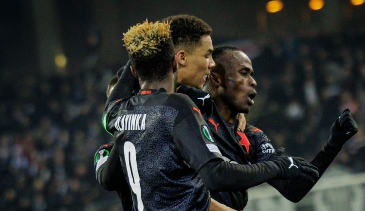 Slavia dostala tři góly za čtvrt hodiny, dohrávala v devíti a prohrála, přesto postupuje