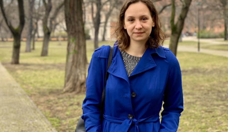 Pořád si pamatuju ten sladký pach mrtvých ruských vojáků, říká reportérka Darja Stomatová.