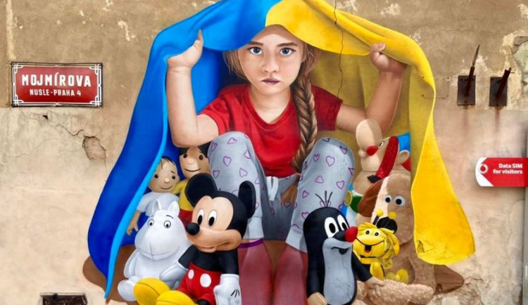 Holčička pod vlajkou upozorňuje v Nuslích na válku na Ukrajině.