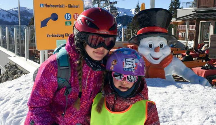 Karolínka s Downovým syndromem chodí do běžné školy, lyžuje a tancuje