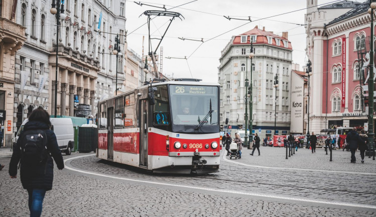 Kratší intervaly mezi spoji a otevírání dveří tlačítky. Pražská MHD se vrací do běžného provozu