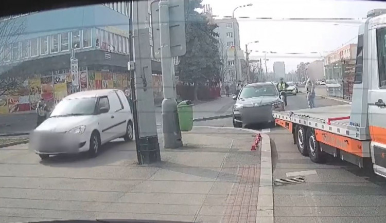 VIDEO: Muž najel na strážníka, táhl ho několik metrů, zranil ho a ujel po chodníku