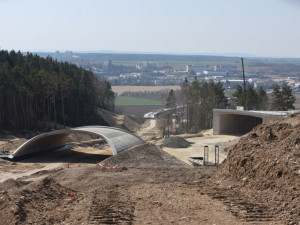 Náročné budování Západního okruhu Plzně za 2,2 miliardy běží podle plánu, stavba nenabírá žádné zpoždění