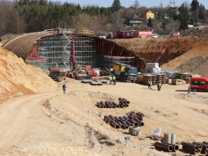 Náročné budování Západního okruhu Plzně za 2,2 miliardy běží podle plánu, stavba nenabírá žádné zpoždění