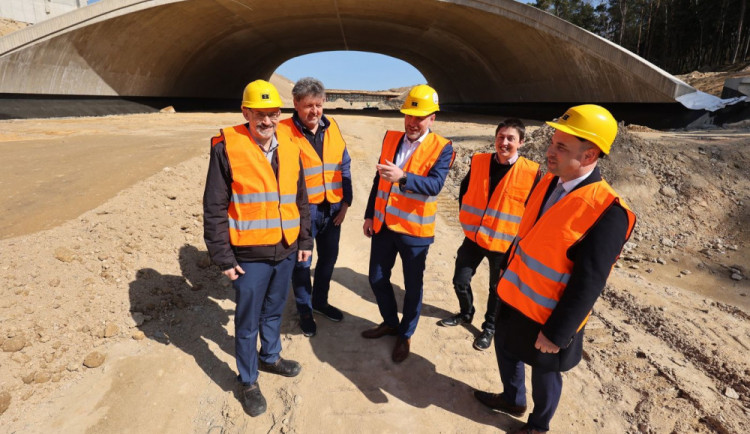 Náročné budování Západního okruhu Plzně za 2,2 miliardy běží podle plánu, stavba nenabírá žádné zpoždění.