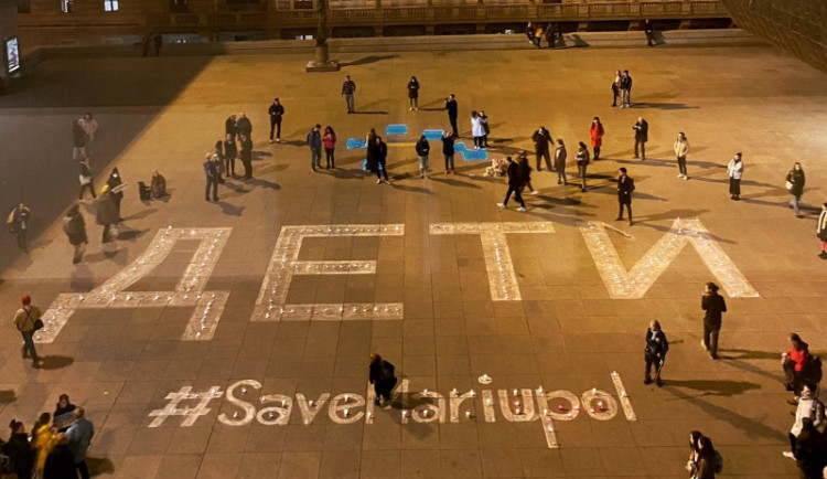 Světlo pro Mariupol a nápis Děti. Lidé u Národního divadla podpořili bombardované město