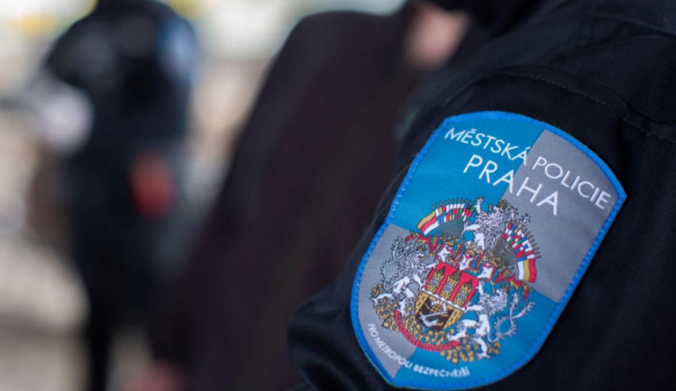 Mladá dívka se chtěla zabít skokem z mostu, ale doplavala na břeh. V dalším skoku už jí zabránili strážníci