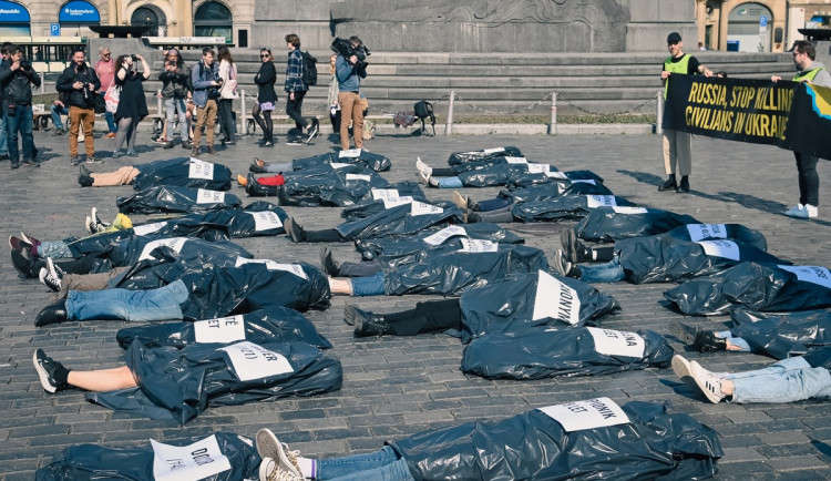 Staroměstské náměstí zaplnily desítky mrtvol. Symbolizují zabité civilisty na Ukrajině
