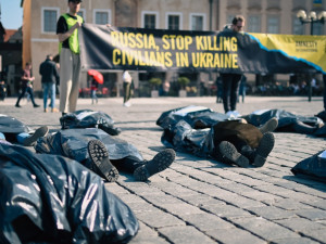 Staroměstské náměstí zaplnily desítky mrtvol. Symbolizují zabité civilisty na Ukrajině