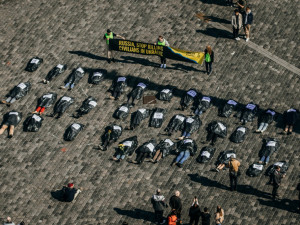 Staroměstské náměstí zaplnily desítky mrtvol. Symbolizují zabité civilisty na Ukrajině