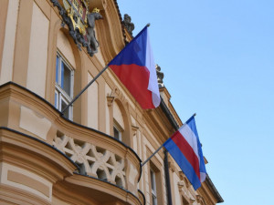 Na radnici Prahy 8 vlaje ruská vlajka, zlobí se lidé. Máme jen hodně podobnou, vysvětluje starosta