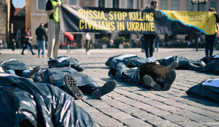 Staroměstské náměstí zaplnily desítky mrtvol. Symbolizují zabité civilisty na Ukrajině