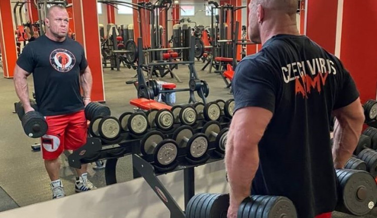 Kontroverzní zápasník Grznár touží po válce a zabíjení v Česku, vyšetřuje ho policie.